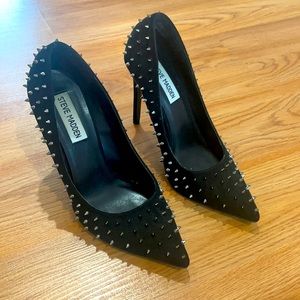 STEVE MADDEN HEELS  •  5.5M • BLACK SPIKES •6/10
